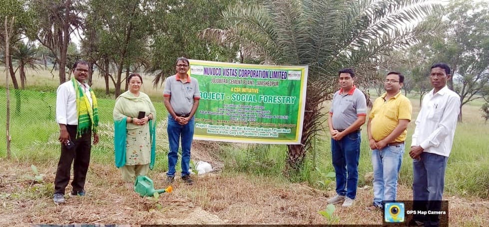 Jamshedpur news. न्यूवोको ने 165 पौधे लगाकर किया सामाजिक वानिकी परियोजना का शुभारंभ