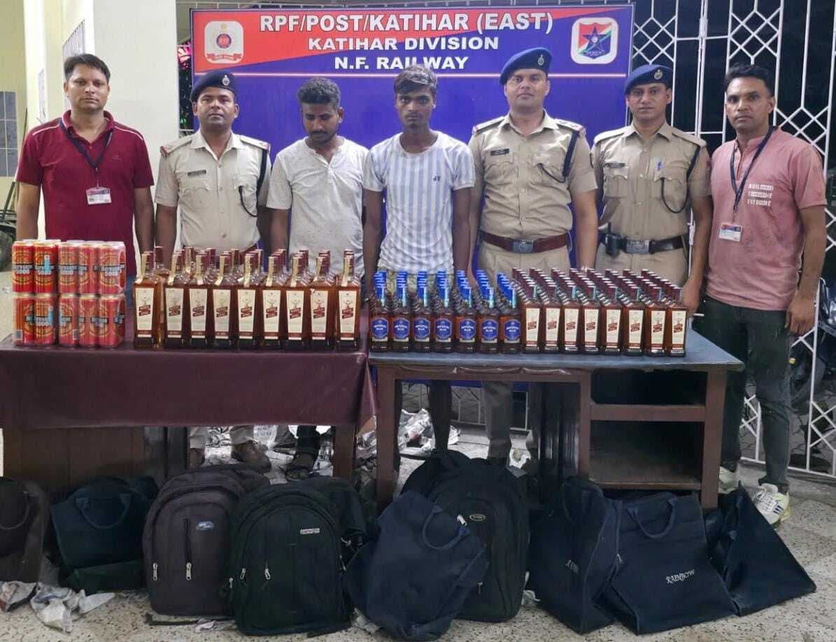 सिलीगुड़ी- कटिहार पैसेंजर से 79 लीटर शराब संग दो तस्कर धराये