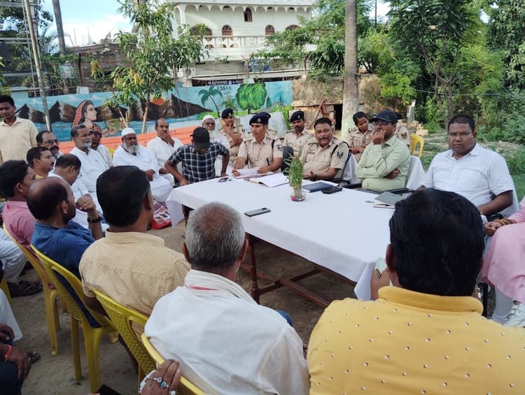 Motihari: महावीरी झंडा जुलूस को लेकर शांति समिति की हुई बैठक