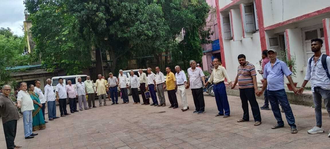 मानव श्रृंखला बनाकर पेंशन पुनरीक्षण कानून का किया विरोध