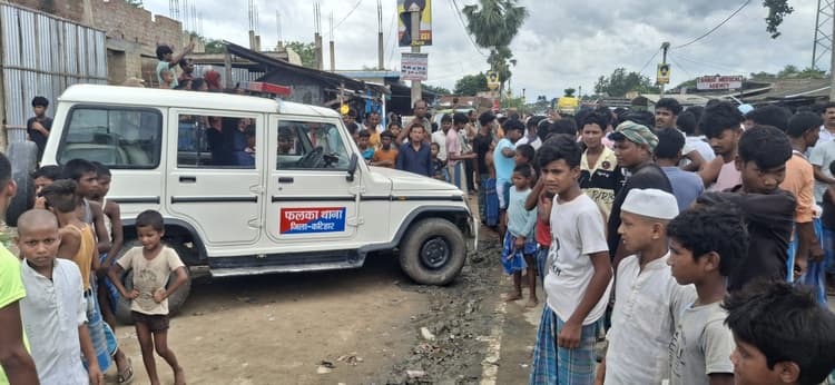 फलका पुलिस वाहन ने बालक को मारी ठोकर, नाजुक, लोगों ने सड़क जाम किया