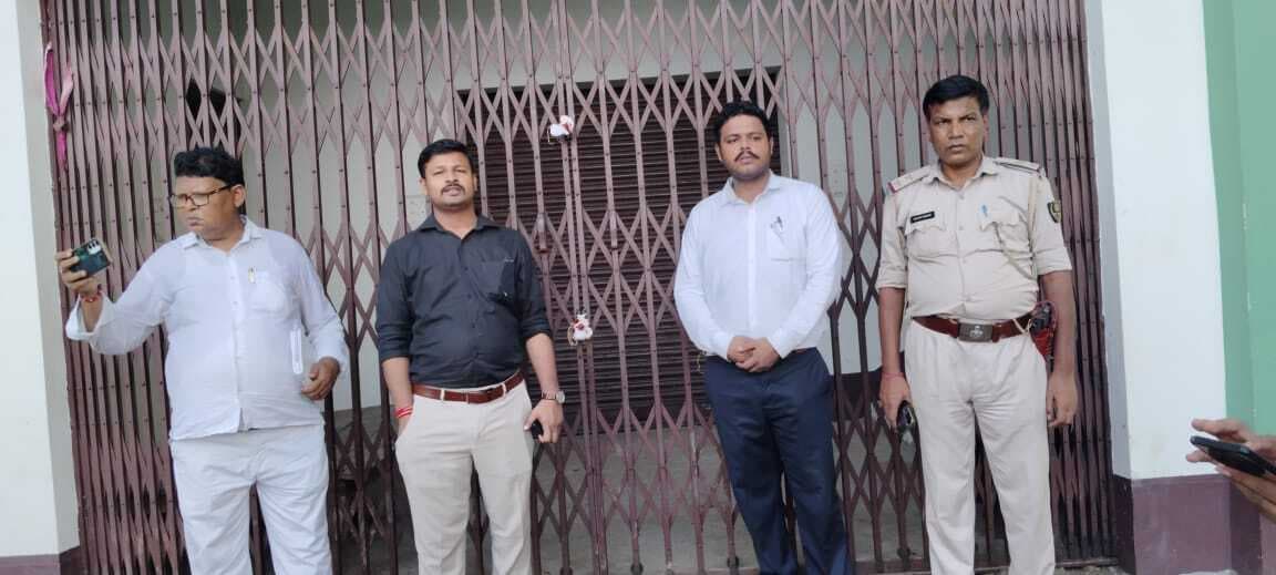 खाद दुकान में में छापेमारी, किया गया सील, एक लाइसेंस रद्द