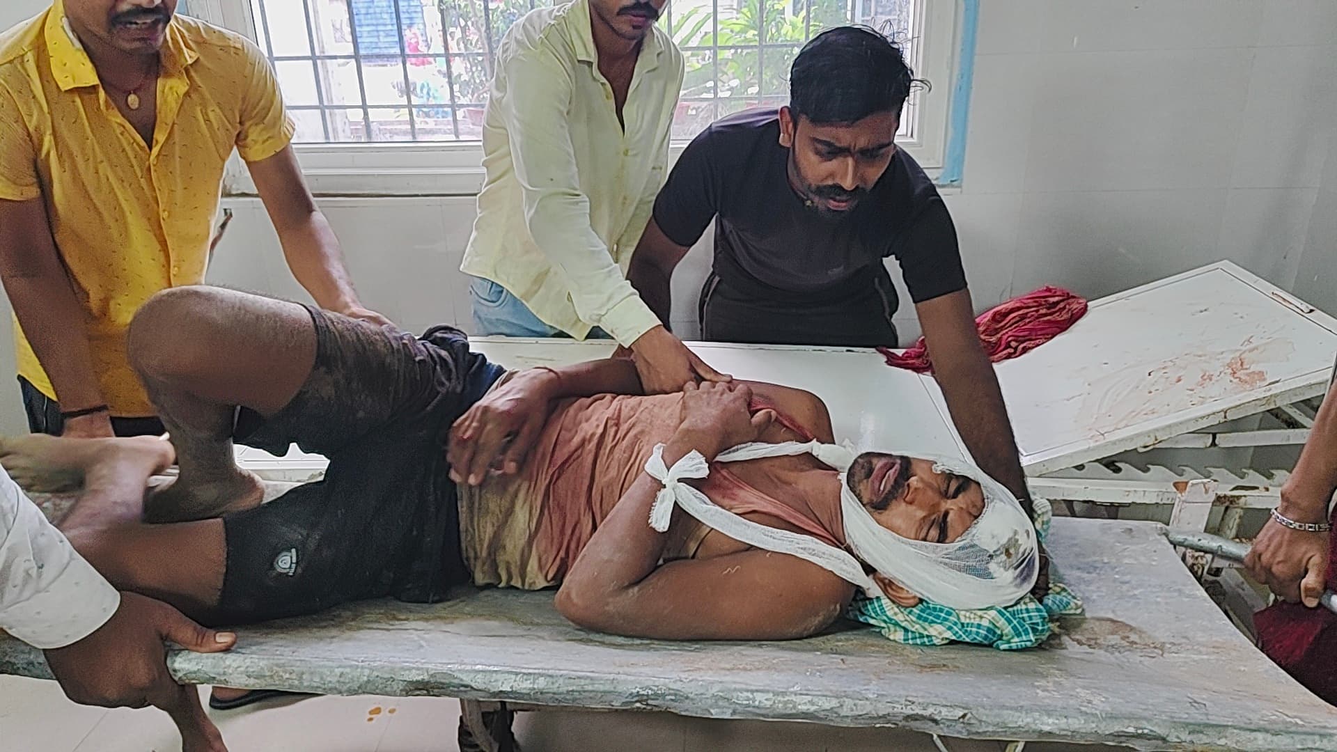 जमीन के विवाद में बड़े भाई की पीट-पीटकर हत्या, छोटा भाई जख्मी