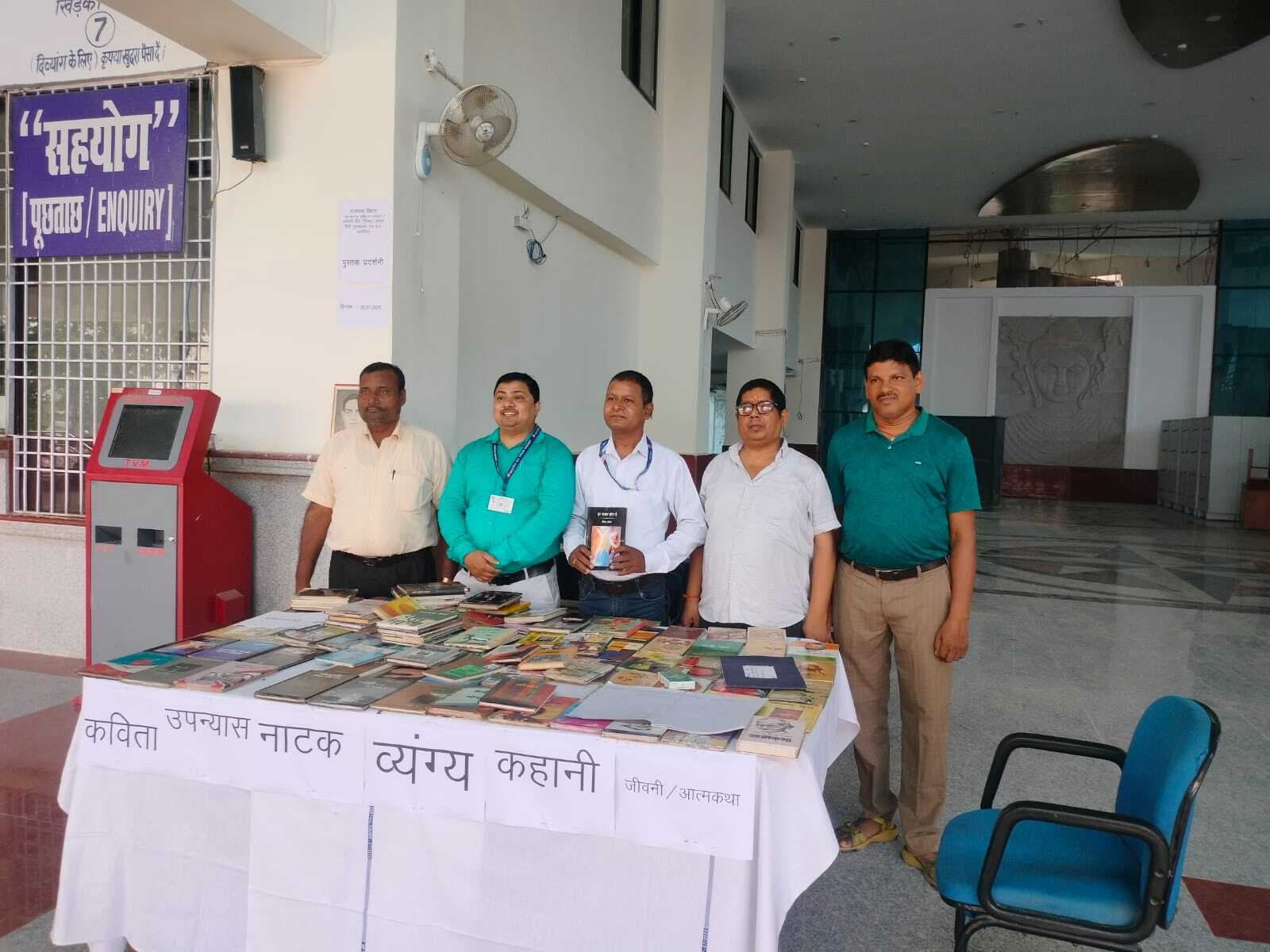 स्टेशन पर पुस्तक प्रदर्शनी आयोजित, पठन-पाठन को बढ़ावा देने की पहल