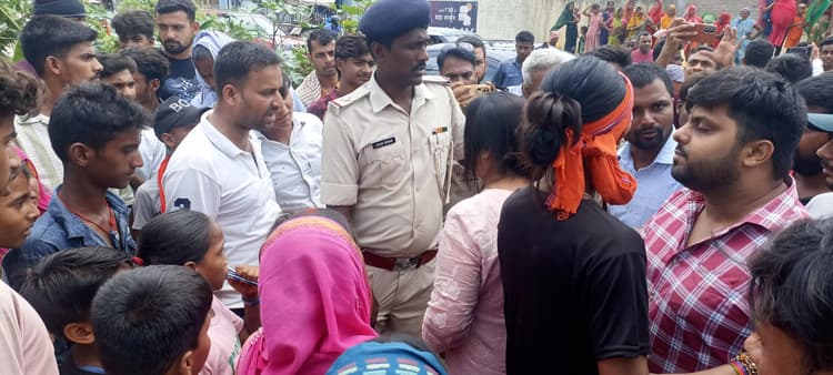 Darbhanga : जलसंकट से आजिज ढढिया गांव के लोगों ने कमतौल-जोगियारा पथ किया जाम