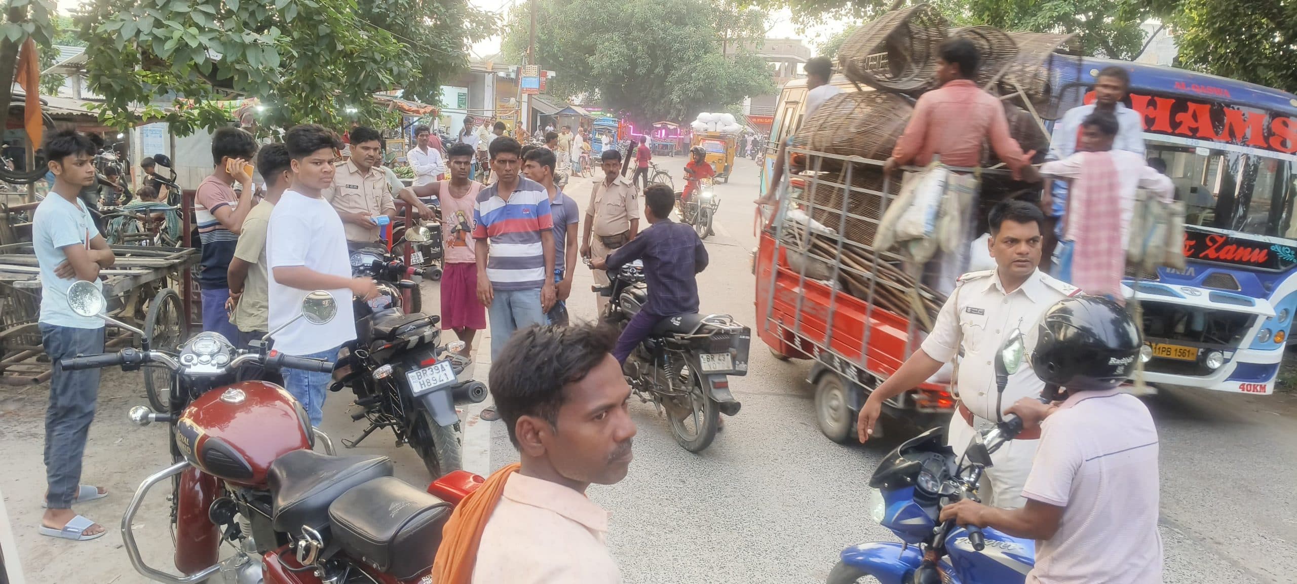 कोलासी बाजार में वाहन जांच, बिना हेलमेट व कागजात की जांच