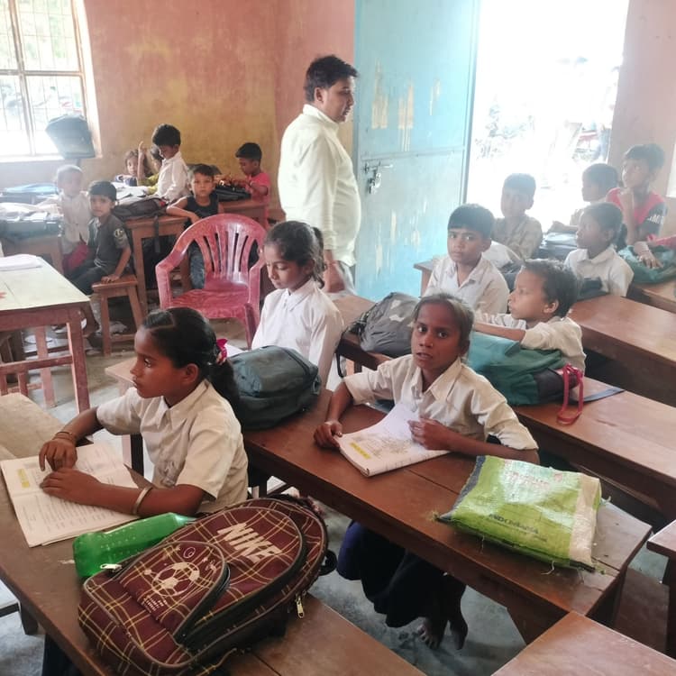 Darbhanga : आंगनबाड़ी केंद्र के एक संकीर्ण कमरे में भविष्य गढ़ रहे पहली से पांचवीं तक के बच्चे