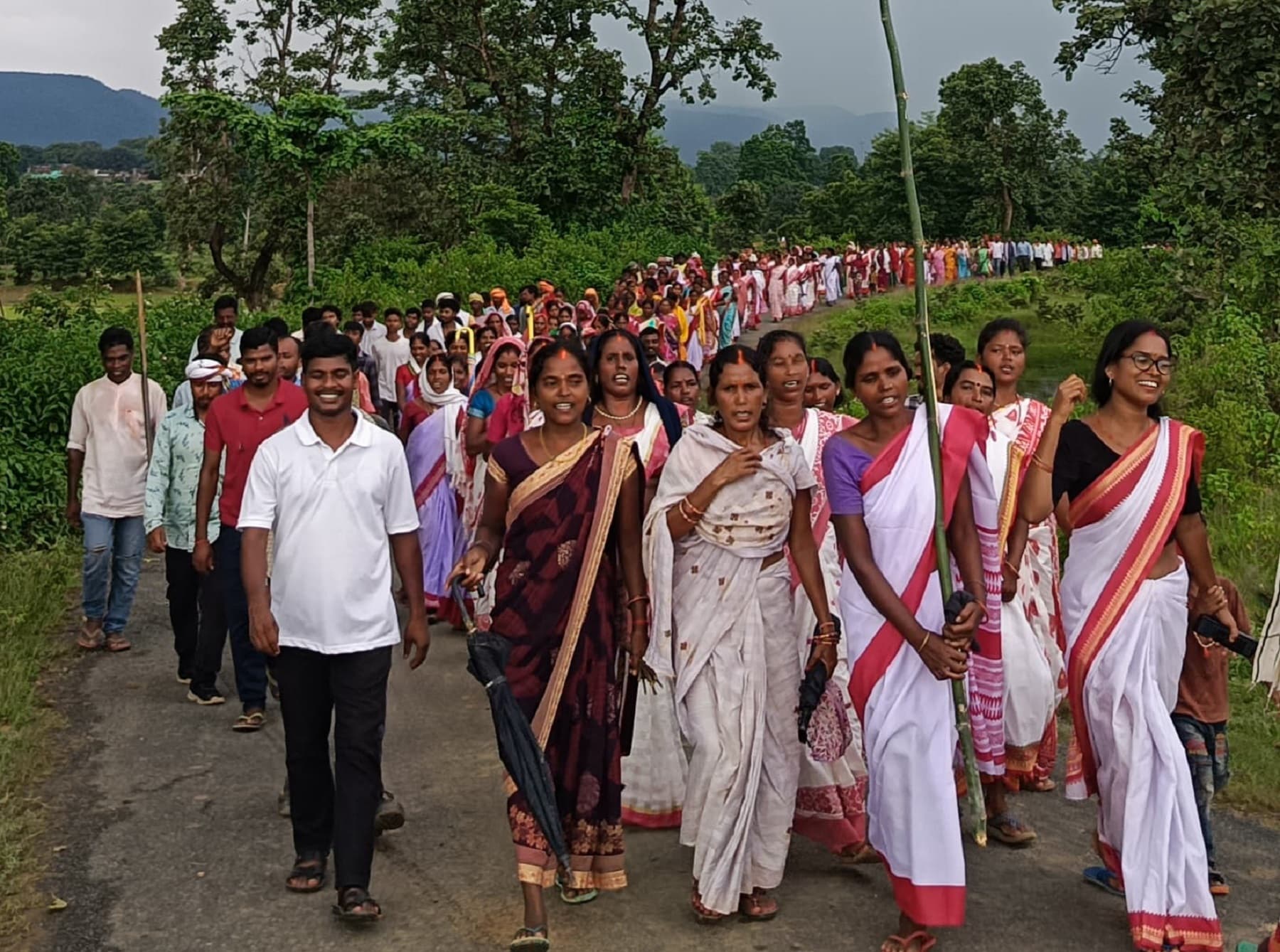 बनहे में ग्रामीणों ने वन भूमि का सीमांकन कर सरना झंडा गाड़ा