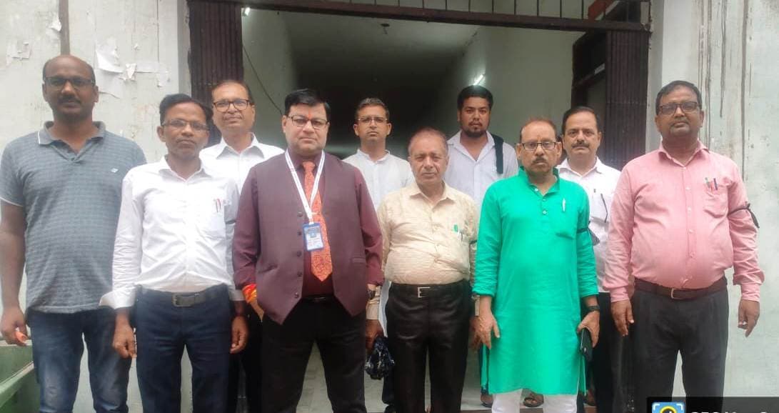 सिन्हा कॉलेज में शिक्षकों ने काली पट्टी बांध जताया विरोध, दोषियों पर कार्रवाई की मांग