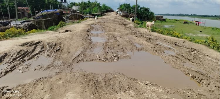 महानंदा बांध पर 400 मीटर सड़क पर चलना हो रहा मुश्किल, लोगों में आक्रोश