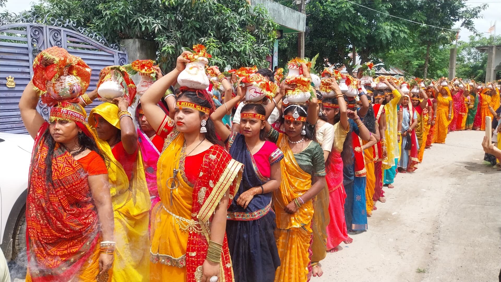 101 महिलाओं व युवतियों ने निकाली कलश यात्रा