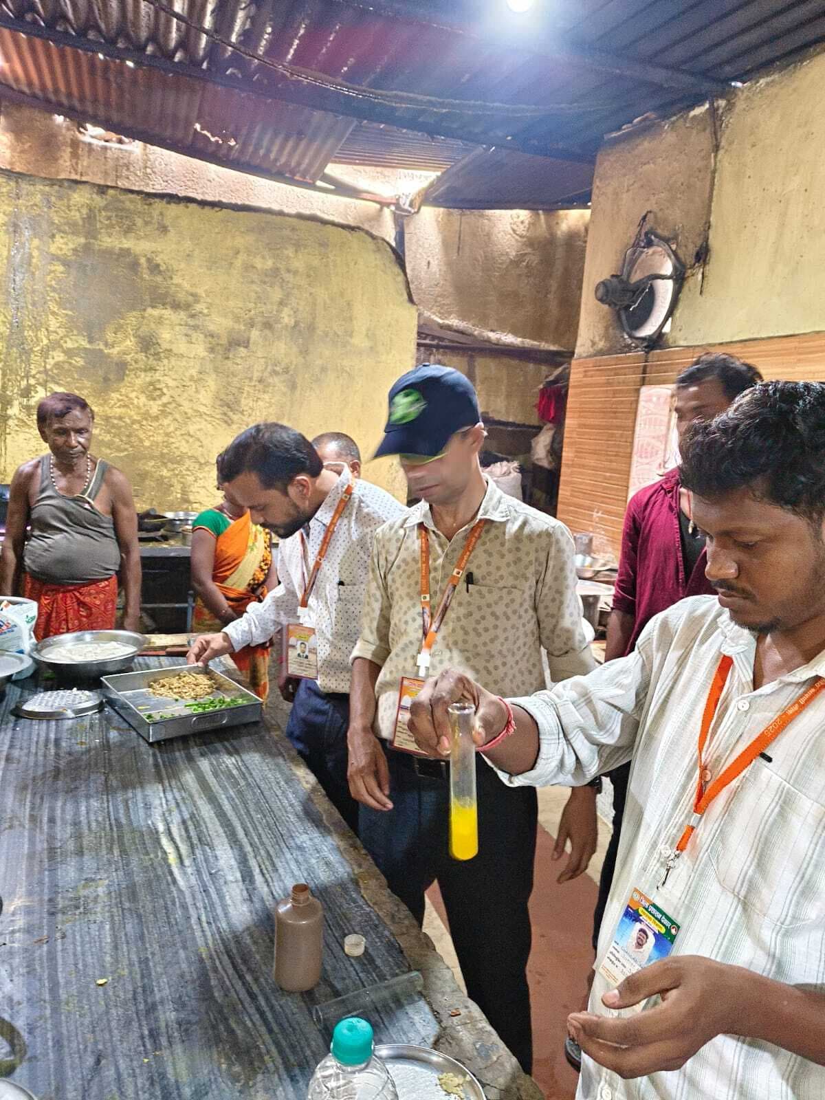 Deoghar news : मिठाई की दुकान में सात किलो मिलावटी पनीर जब्त कर किया नष्ट