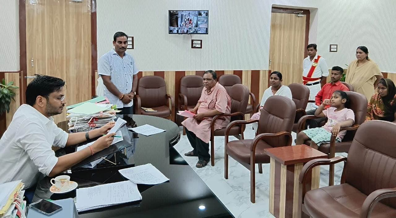 जनता दरबार में जिलाधिकारी ने सुने 10 शिकायतें, संबंधित विभाग को कार्रवाई का निर्देश