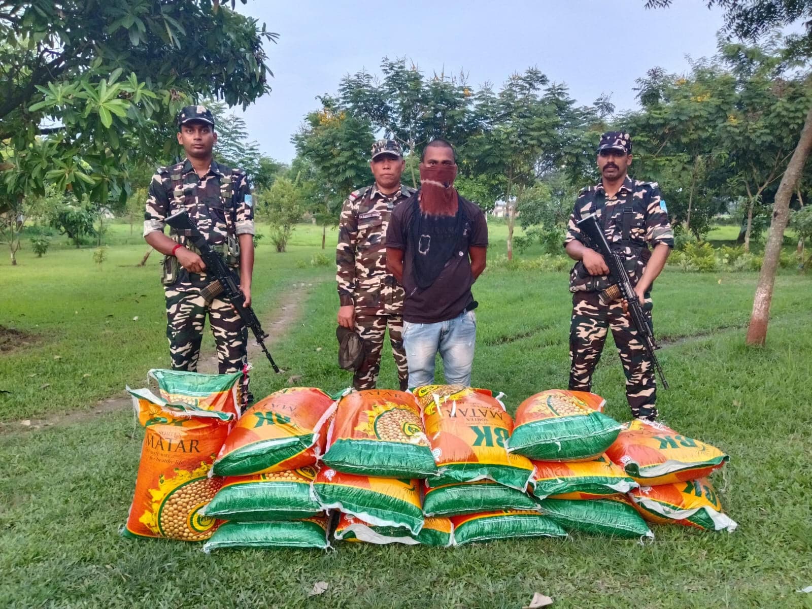 465 किलो मटर के साथ तस्कर धराया