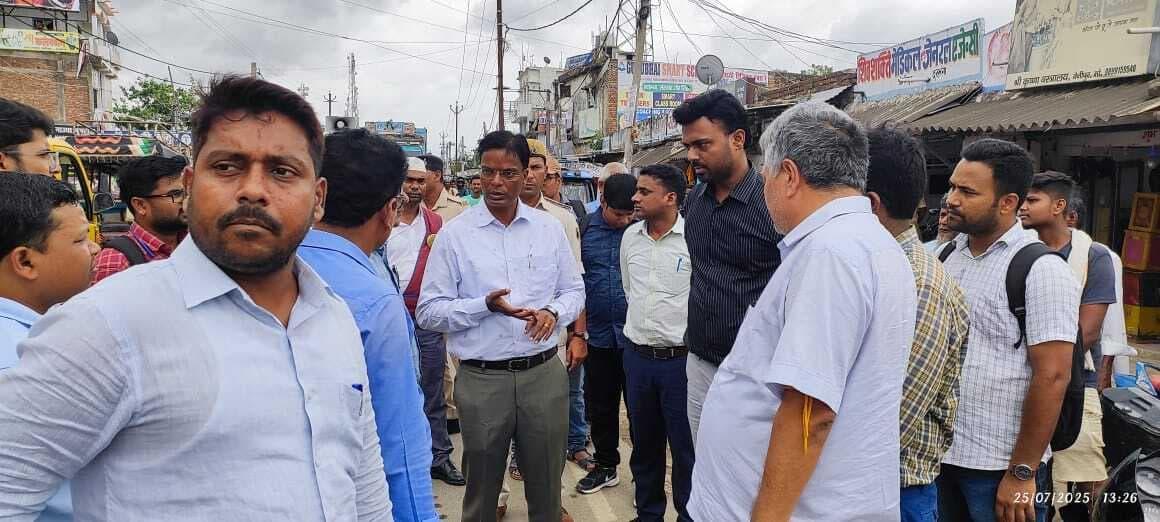 Darbhanga : पुलिस की मुस्तैदी में होगा बाइपास सड़क का निर्माण, डीएम ने किया निरीक्षण