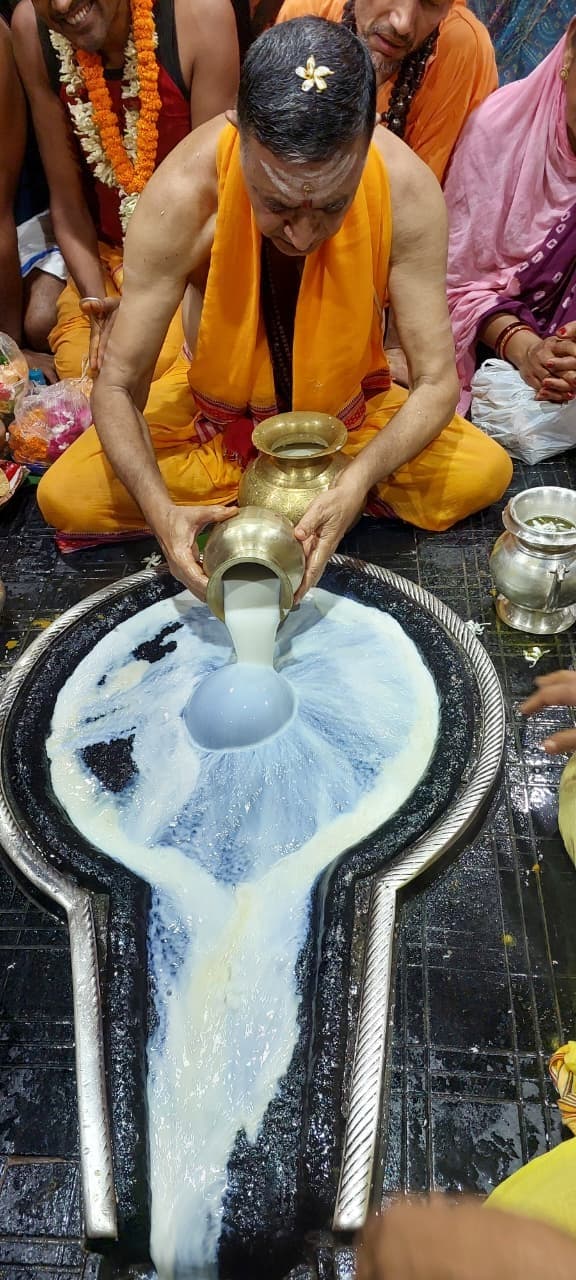 Deoghar News : बोल बम के जयकारों के बीच बाबा मंदिर में गूंज रहे आरती के दिव्य स्वर