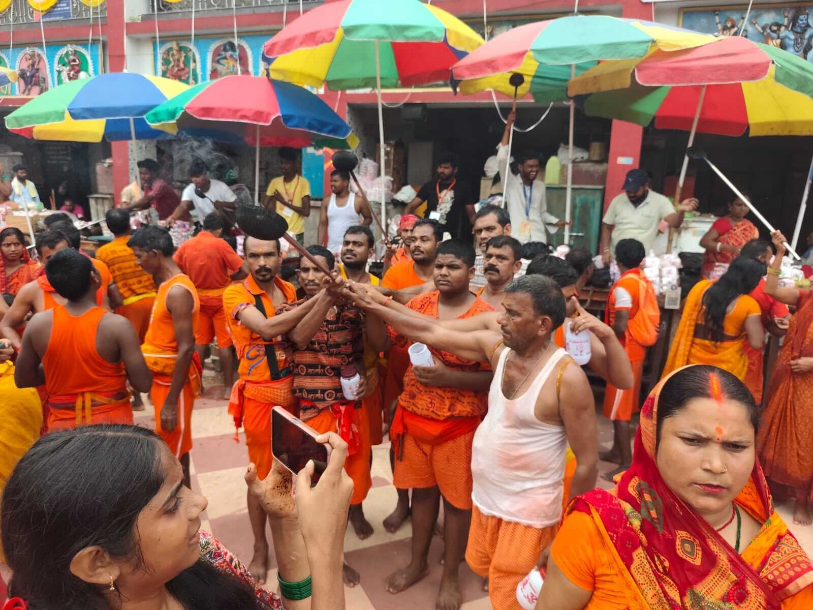 केसरियामय दिखा मंदिर परिसर व मेला क्षेत्र