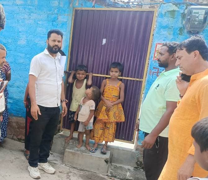 तीन मासूम बच्चों को छोड़कर मां हुई प्रेमी संग फरार