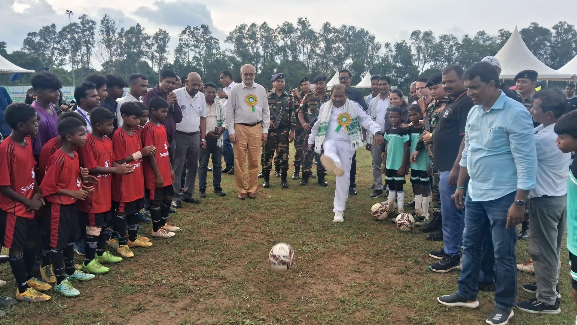 Sports : लिटिल चैंप्स फुटबॉल प्रतियोगिता शुरू, खिलाड़ियों ने दिखायी प्रतिभा