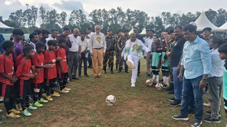 Sports : लिटिल चैंप्स फुटबॉल प्रतियोगिता शुरू, खिलाड़ियों ने दिखायी प्रतिभा
