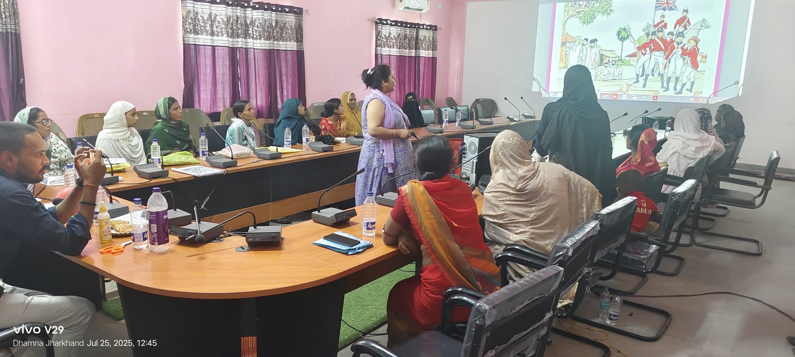 महिला वार्ड सदस्यों को प्रोजेक्टर के माध्यम से दी गयी जानकारी