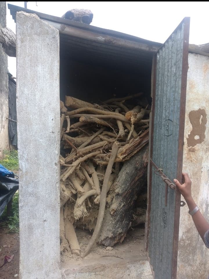 शौचालय को बना दिया भूसा और कबाड़ घर