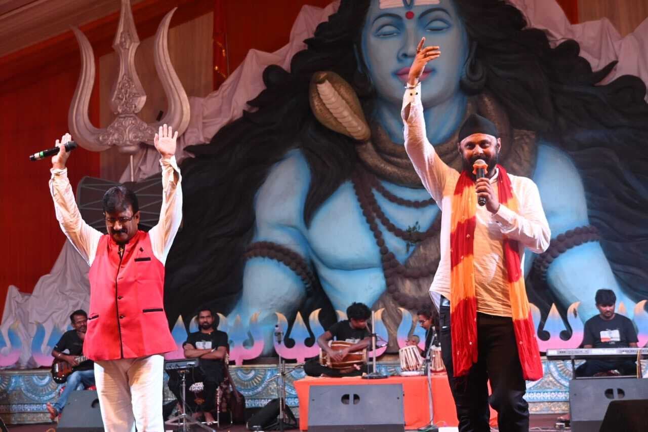 Deoghar News : बिगड़ी मेरी बना दे... गीत पर झूमे श्रोता