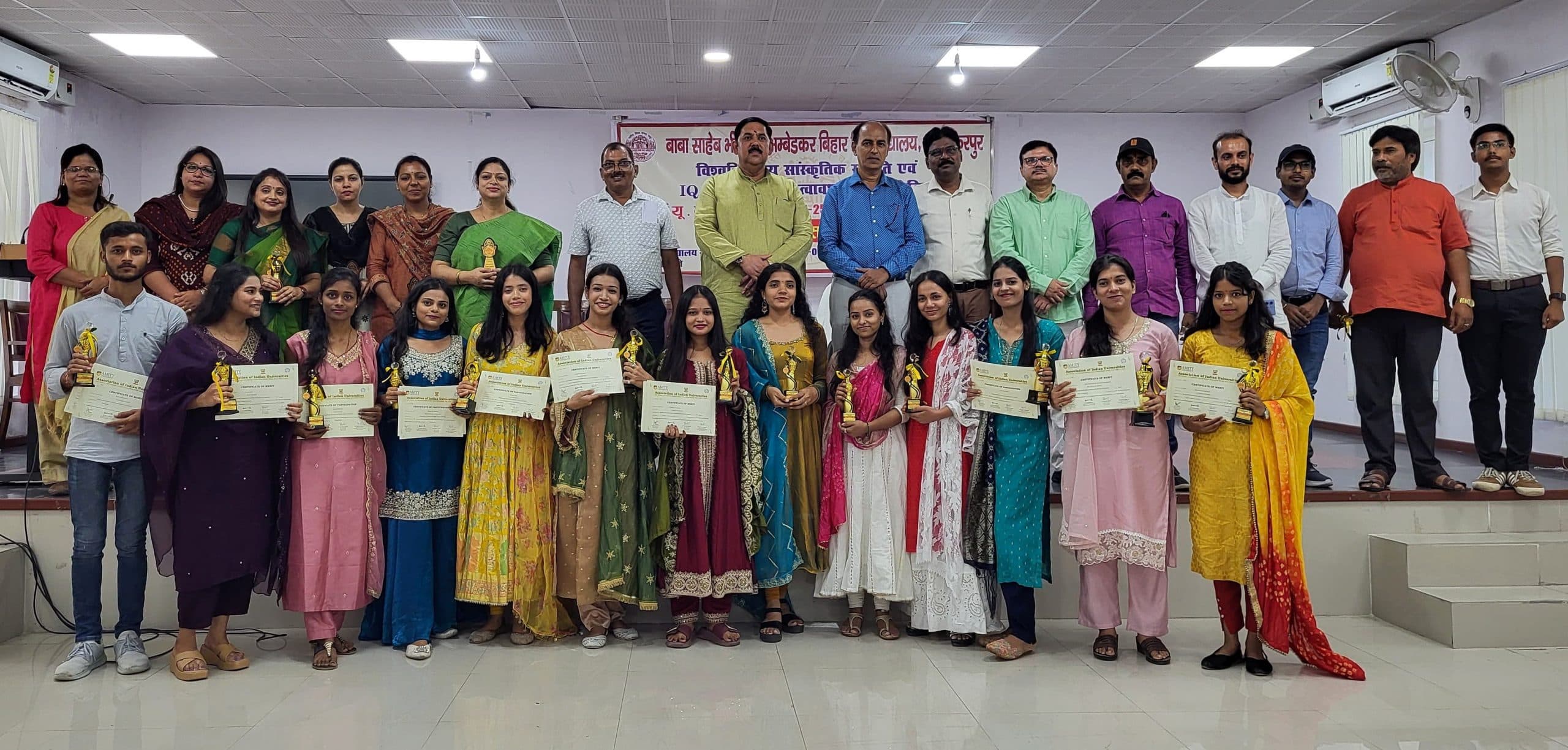 युवा महोत्सव में बेहतर प्रदर्शन करने वाले प्रतिभागियों को किया सम्मानित