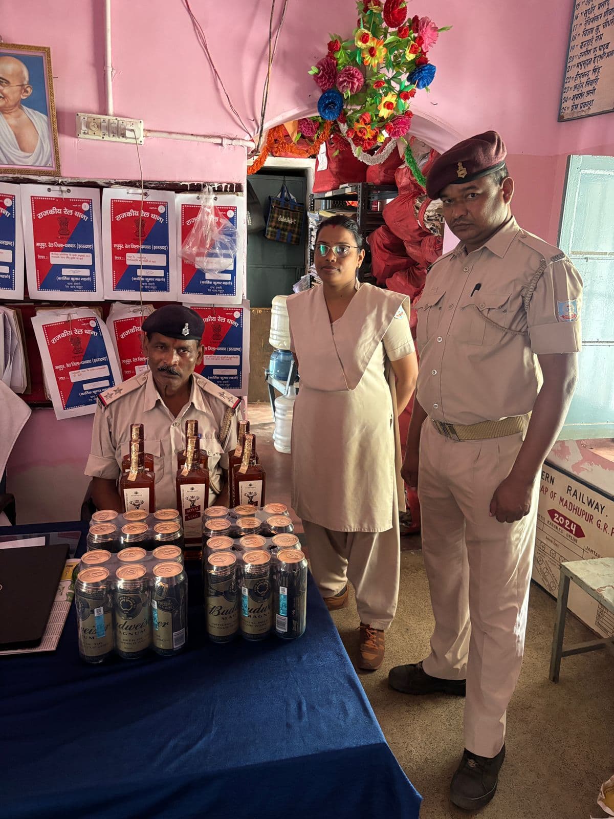 ट्रेन से तस्करी कर बिहार ले जायी जा रही केन बियर रेल पुलिस ने की जब्त