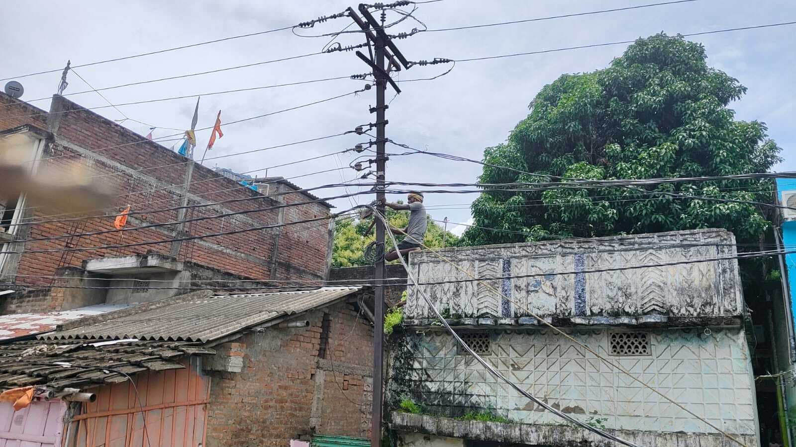 तीनपहाड़ के बाबूपुर गांव में 40 घंटे से बिजली आपूर्ति ठप