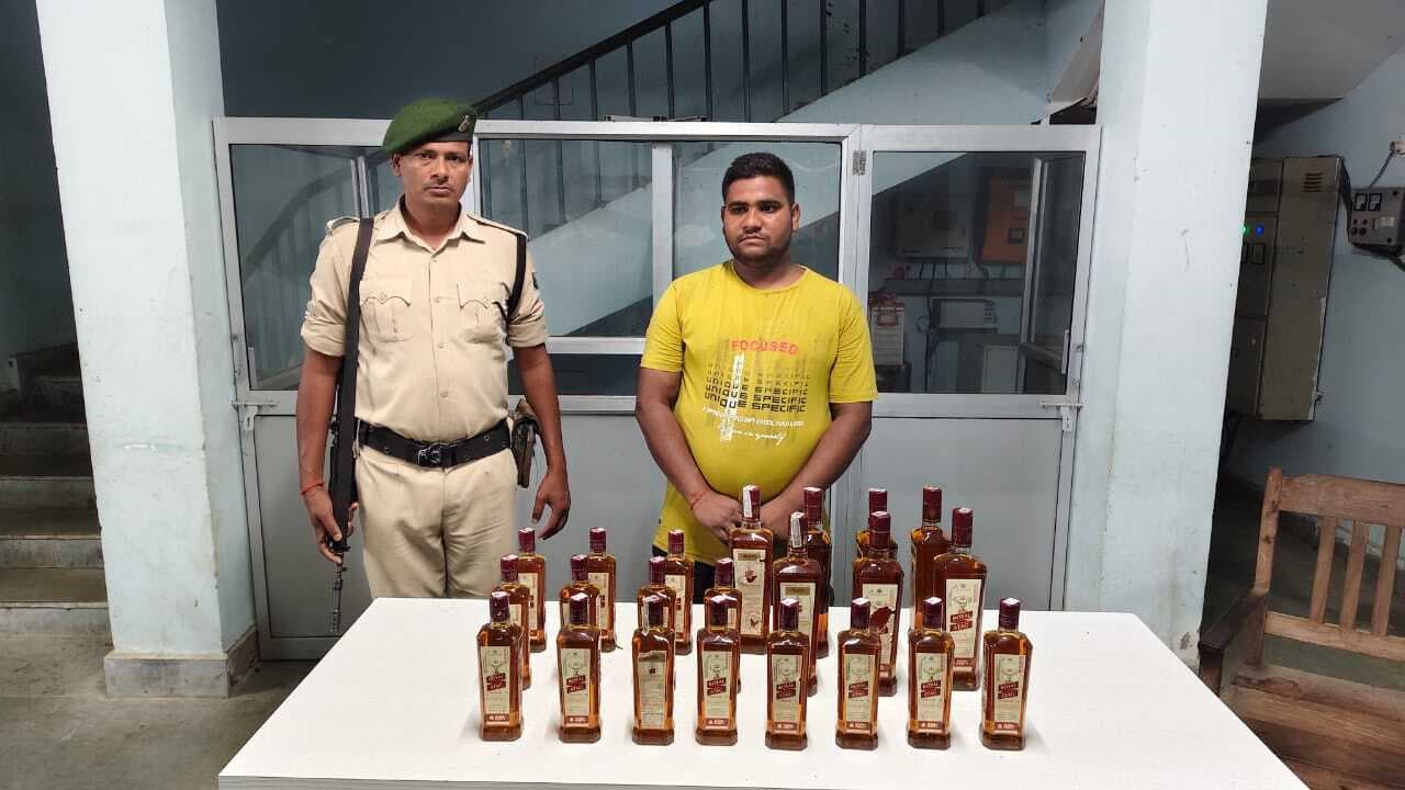 विदेशी शराब के साथ बौंसी का तस्कर गिरफ्तार