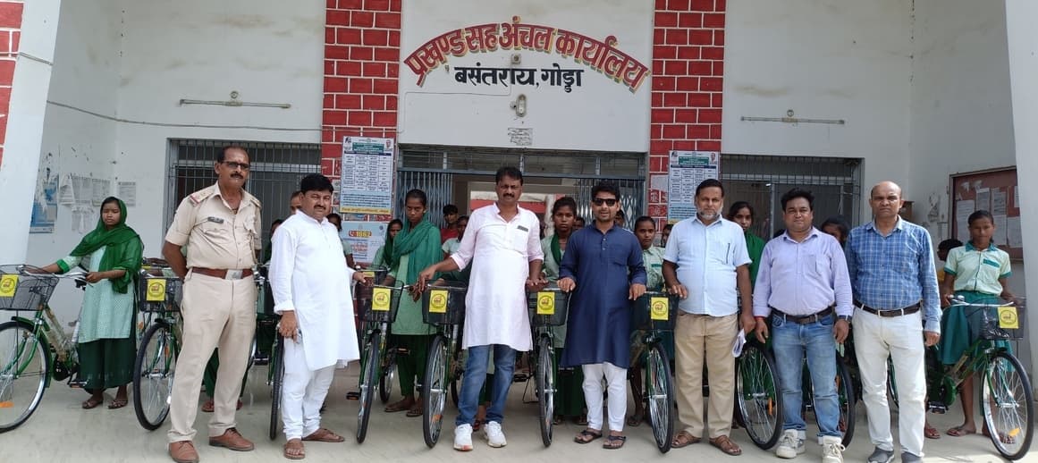 बसंतराय में छात्राओं के बीच निःशुल्क साइकिल का वितरण