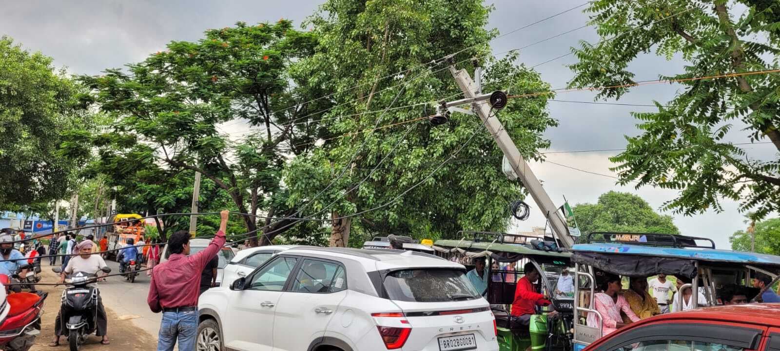 सड़क पर गिरा बिजली का पोल, आवागमन बाधित