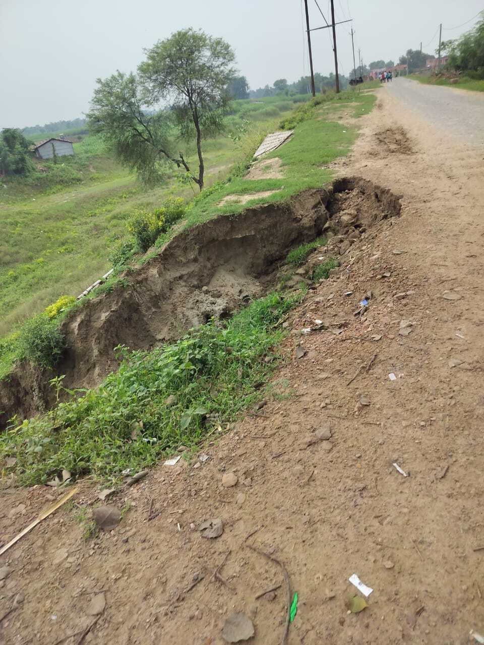 जीएन तटबंध में रेनकट काे नजरअंदाज कर रहे विभाग