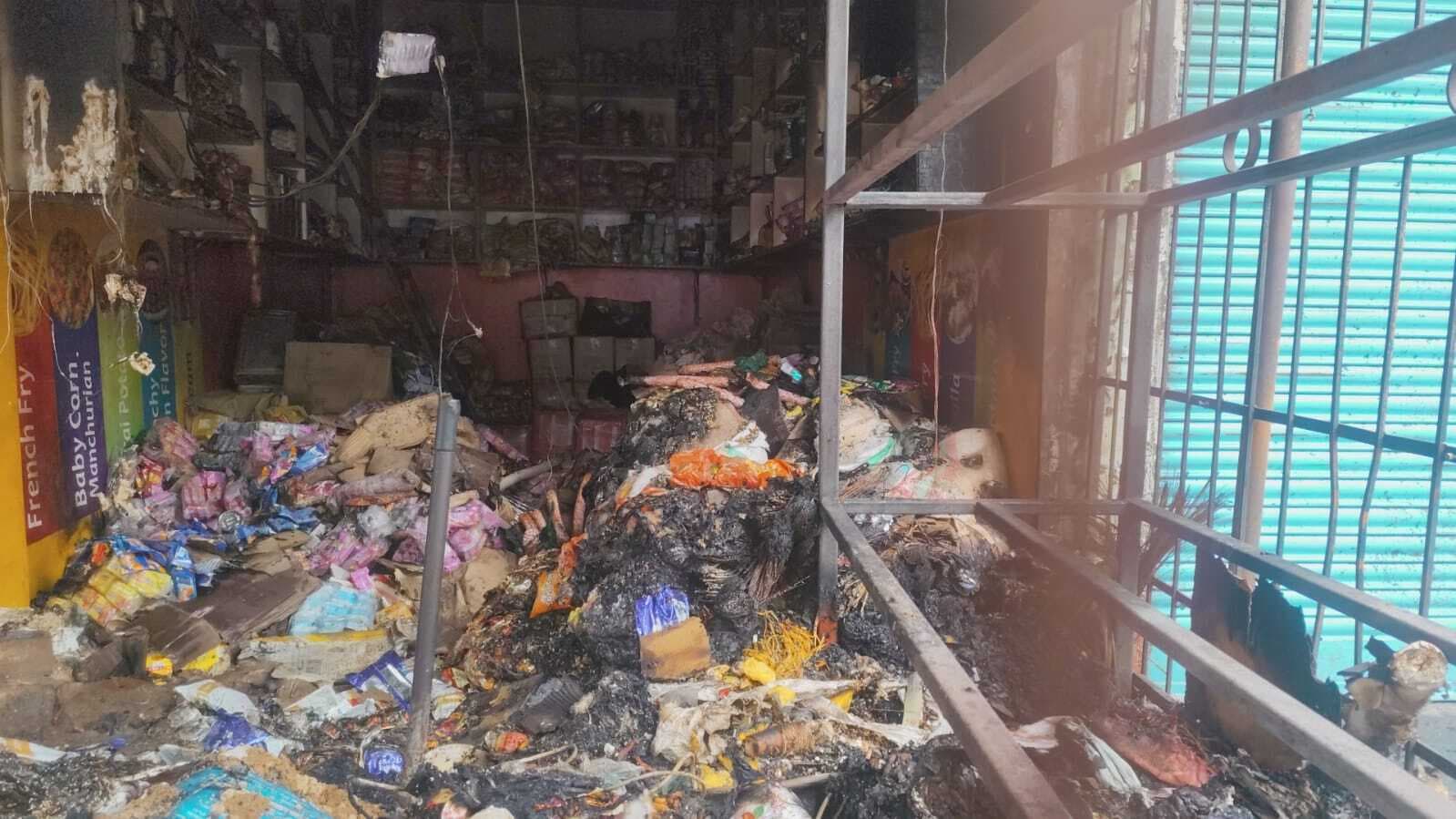 शॉर्ट सर्किट से लगी आग, किराना दुकान व होटल जलकर राख