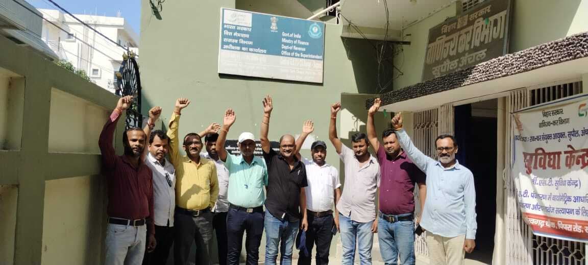 डाटा इंट्री ऑपरेटरों की अनिश्चितकालीन हड़ताल से प्रशासनिक कार्य ठप, लोग परेशान