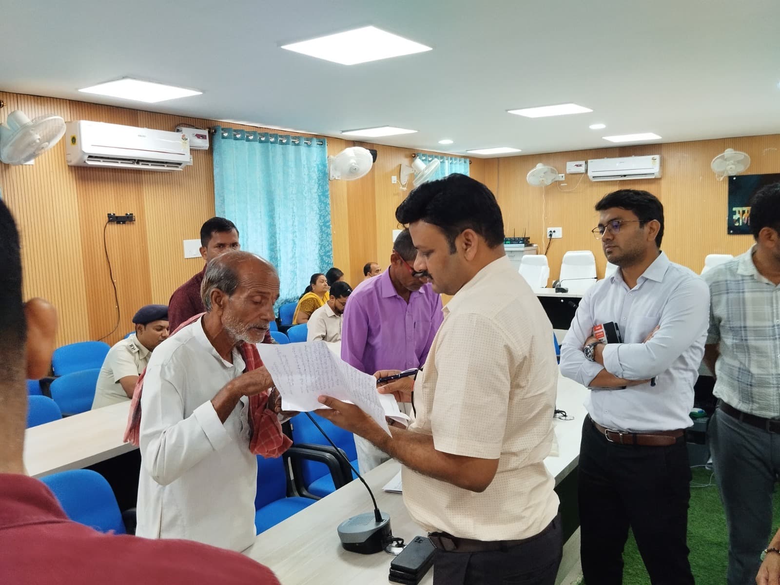 जिला जनता दरबार में 52 आवेदन प्राप्त, डीएम ने संबंधित पदाधिकारियों को दिये त्वरित कार्रवाई के निर्देश