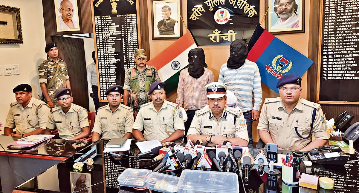 Ranchi news : जमीन कारोबारी को फंसाने के लिए बाइक में छिपाया हथियार, दो गिरफ्तार