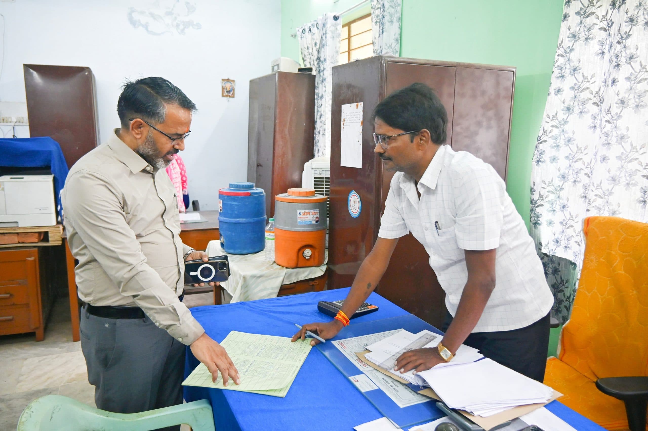 Giridih News: डीसी ने किया जिला खनन कार्यालय का औचक निरीक्षण