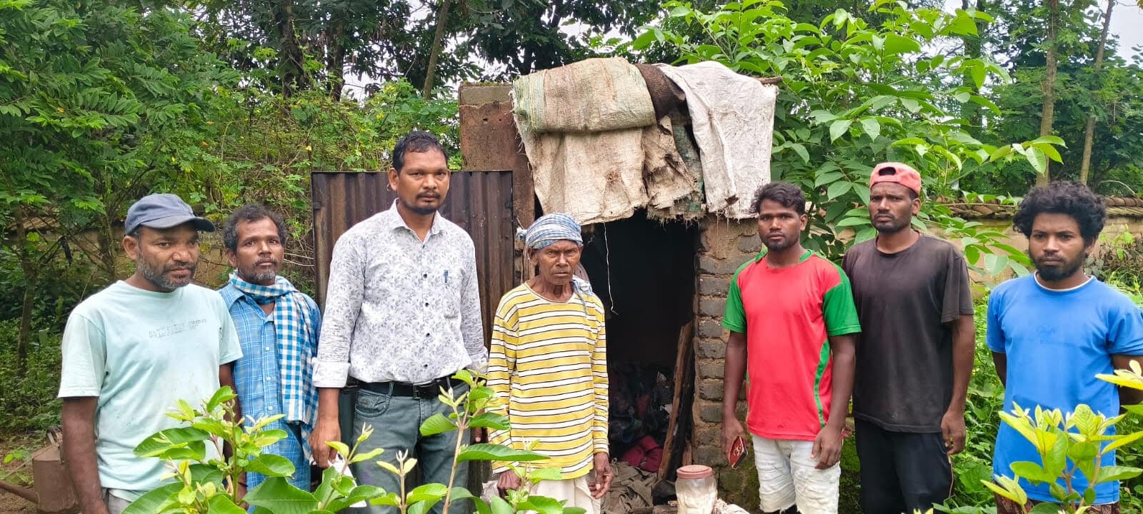 Chaibasa News : बड़े भाई ने घर से निकाला, शौचालय में रह रहा ग्रामीण