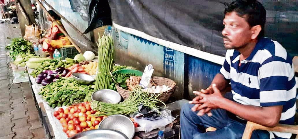 East Singhbhum News : बारिश ने तोड़ी छोटे दुकानदारों की कमर, महंगी हुईं सब्जियां