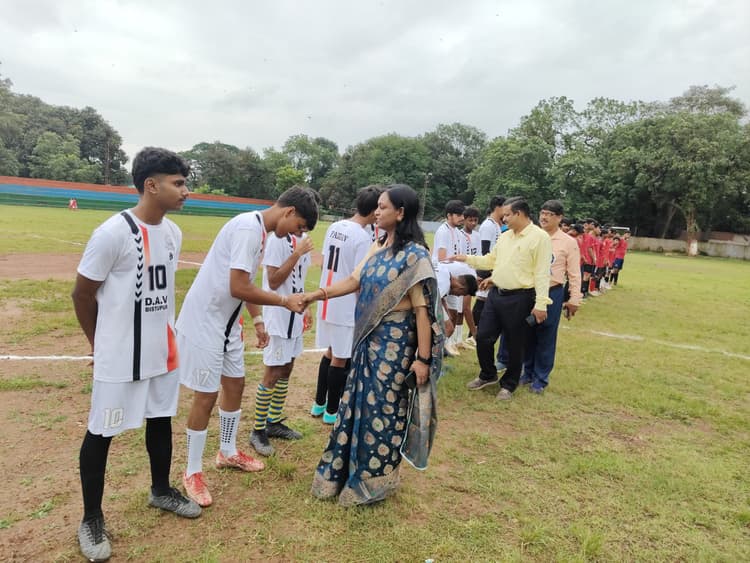 Chaibasa News : परिश्रम, अभ्यास और लगन से मिलती है सफलता : माधवी