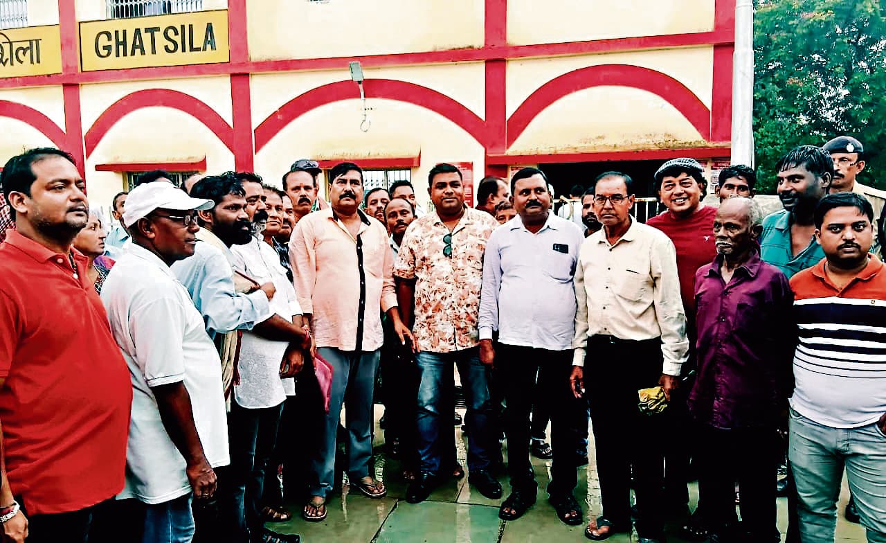 East Singhbhum News : ट्रेनों की लेटलतीफी और सुविधाओं की कमी से यात्रियों को परेशानी