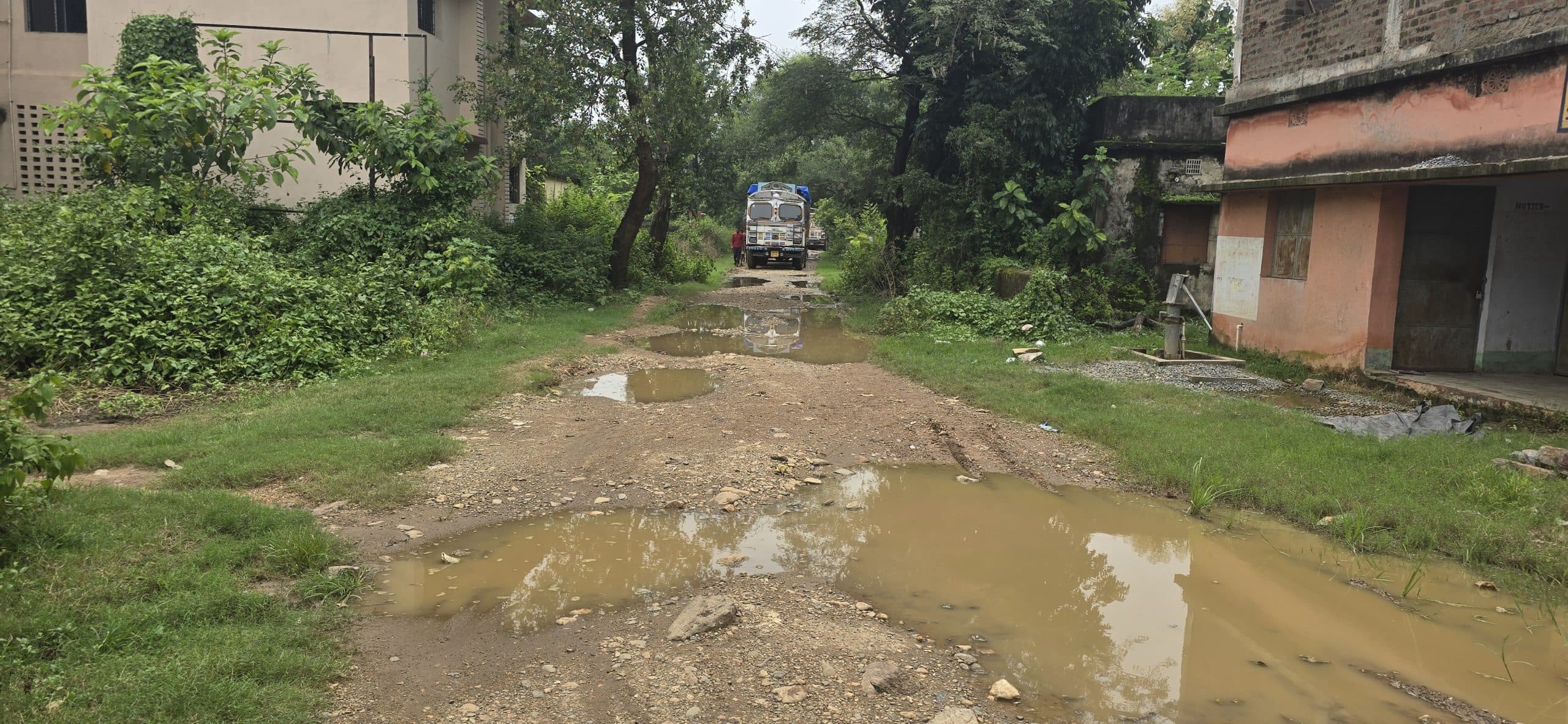 Chaibasa News : चक्रधरपुर प्रखंड सह अंचल कार्यालय परिसर की सड़कें जर्जर, बारिश का पानी जमने से बनीं तालाब