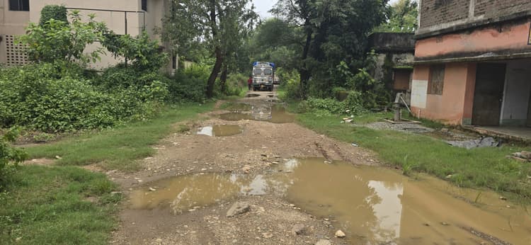Chaibasa News : चक्रधरपुर प्रखंड सह अंचल कार्यालय परिसर की सड़कें जर्जर, बारिश का पानी जमने से बनीं तालाब