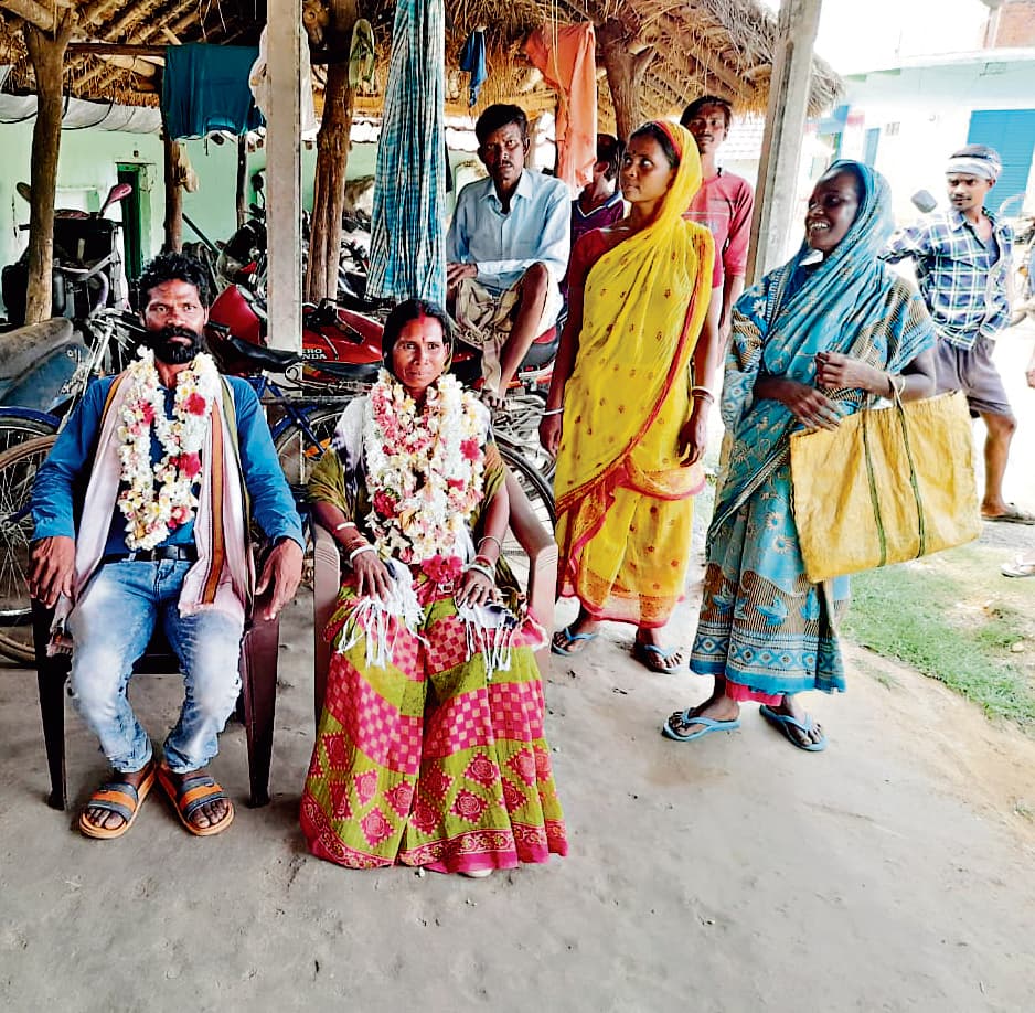 East Singhbhum News : झोपड़ी में रह रहे पंचायत प्रतिनिधि सबर दंपती, मंईयां योजना से वंचित