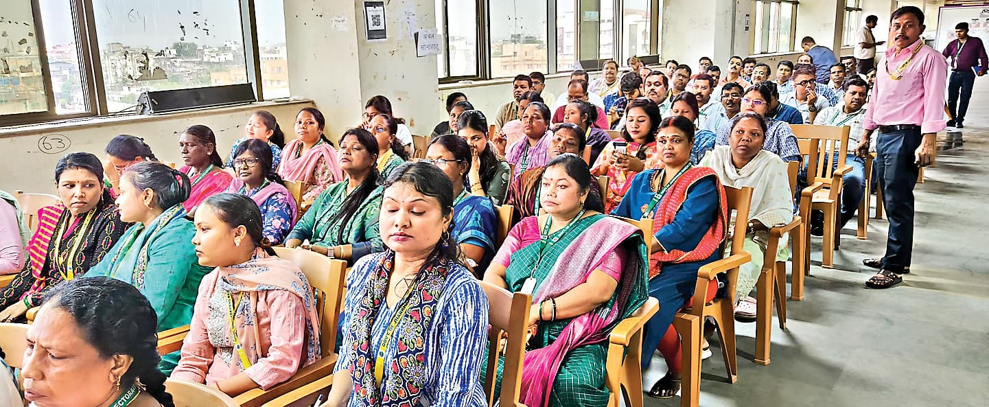 Ranchi District Administration News : रांची के उपायुक्त बोले- कार्यालयों में दलालों और बिचौलियों को घुसने न दें