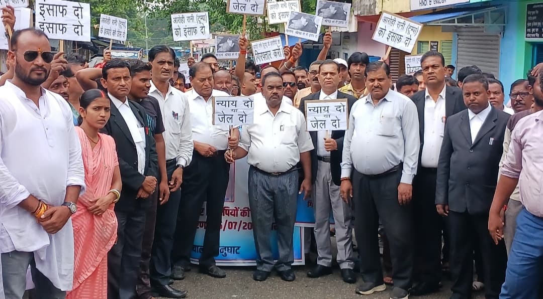 Bokaro News : मृत छात्रा को न्याय दिलाने सड़क पर उतरे लोग