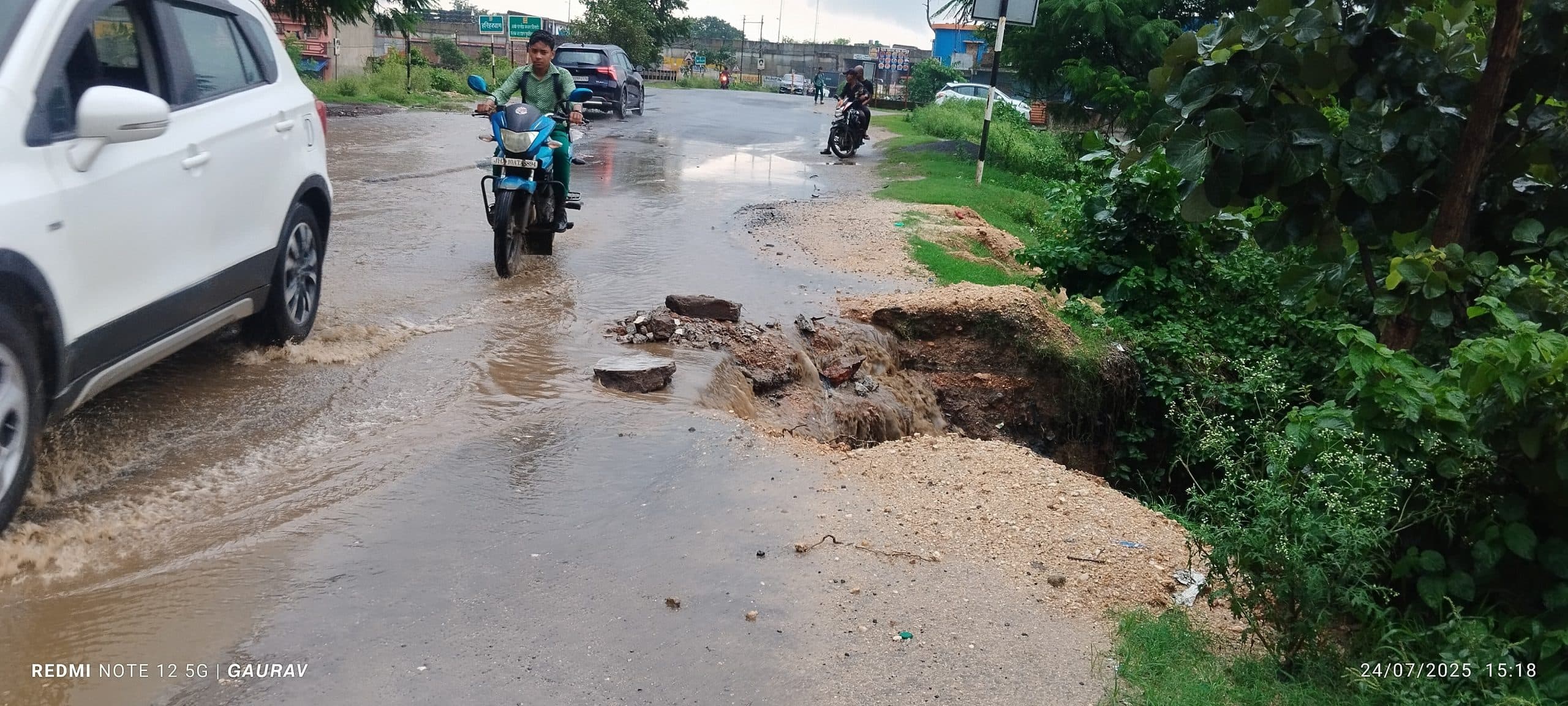 Giridih News: बगोदर-हरिहरधाम के समीप सड़क का कटाव दे रहा हादसों को निमंत्रण