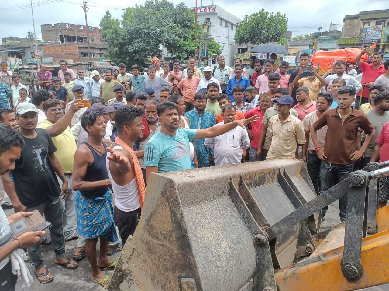 Dhanbad News: निरसा पुराना थाना से सिनेमा हॉल मोड़ तक एनएच से हटाया गया अतिक्रमण